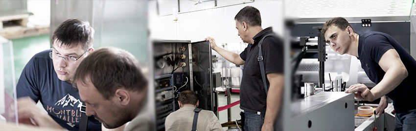 Инженеры компании PAKETODEL (Пакетодел) настраивают станок для изготовления пакетов Инженеры компании PAKETODEL (Пакетодел) настраивают станок для изготовления пакетов